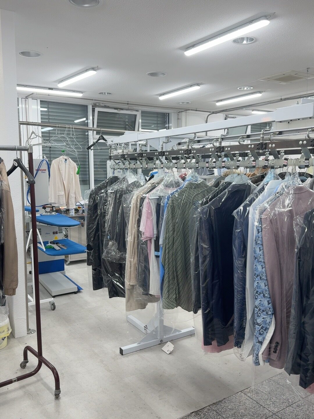 Professionell gereinigte Kleidung im REGIO Atelier