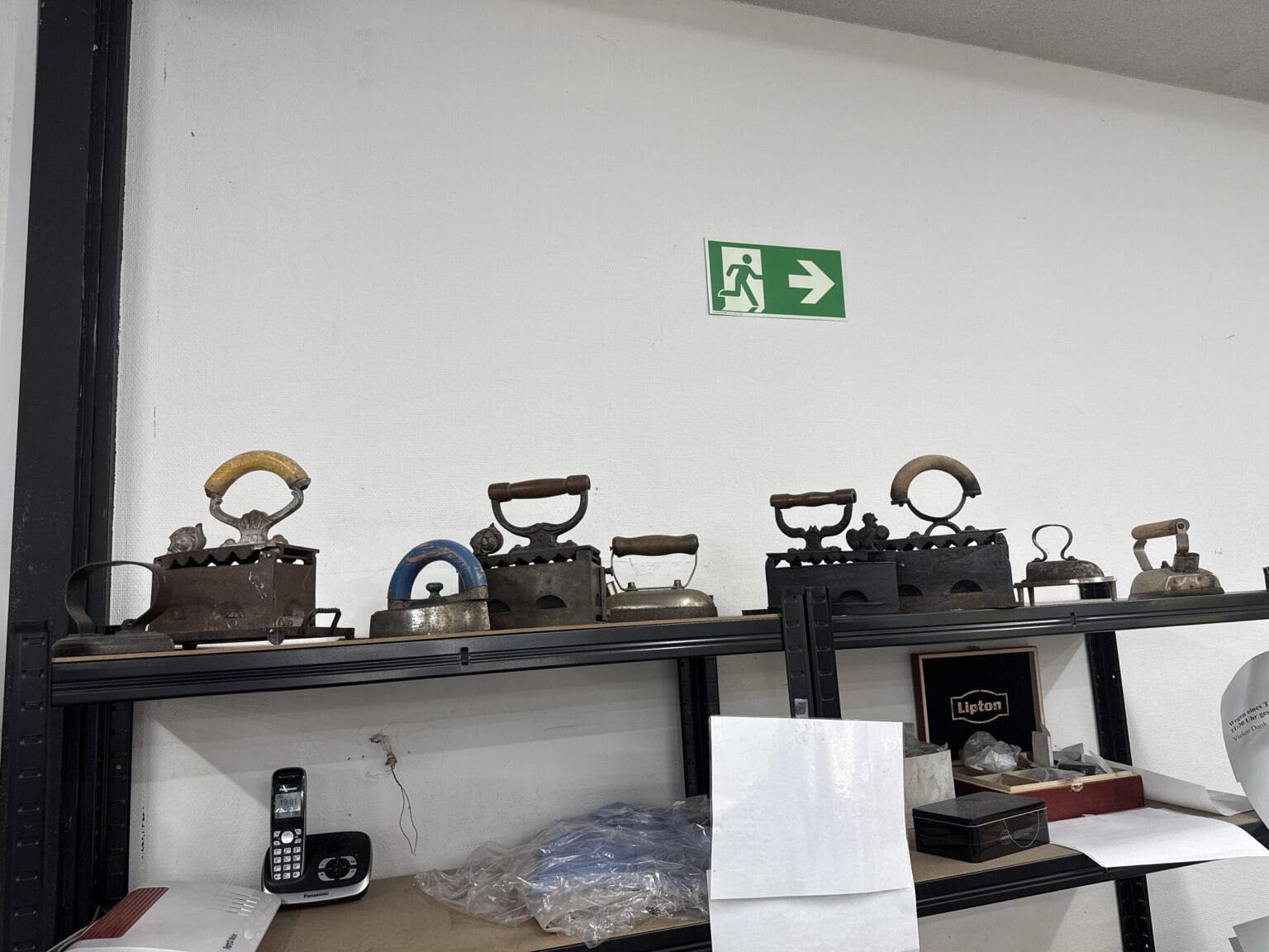 Historische Bügeleisen im REGIO Atelier